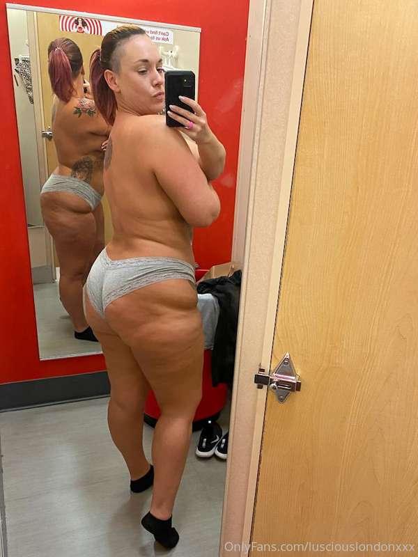 Good morning everyone🌞  A peek into my fitting room. 😈