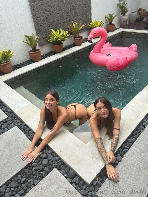 Come get behind us in the pool💦🙈