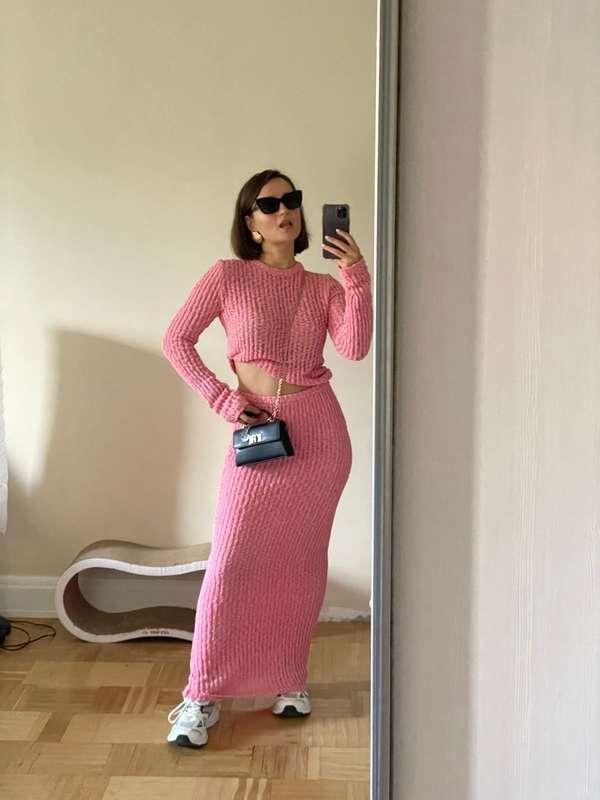 Do you think this pink outfit suits me?💘
or blue better??🦋