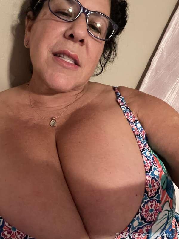 Relaxing after work getting my big titties out for you 💋
