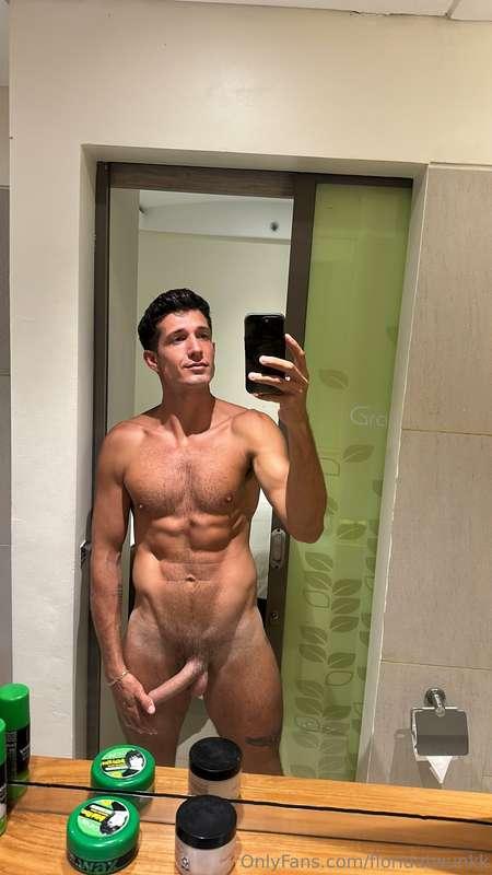 Accepting Christmas presents 😏🎅🏼