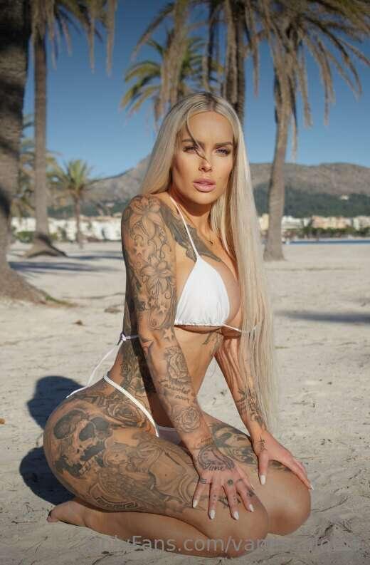 Start today with this pose. Do you like it?😏