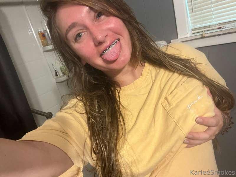 @karleesmokesvip has a lot of nude stuff! 🫠 