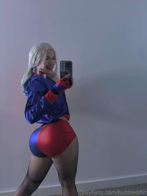 Harley says hi! Tell me more cosplays you wanna see! I have ..