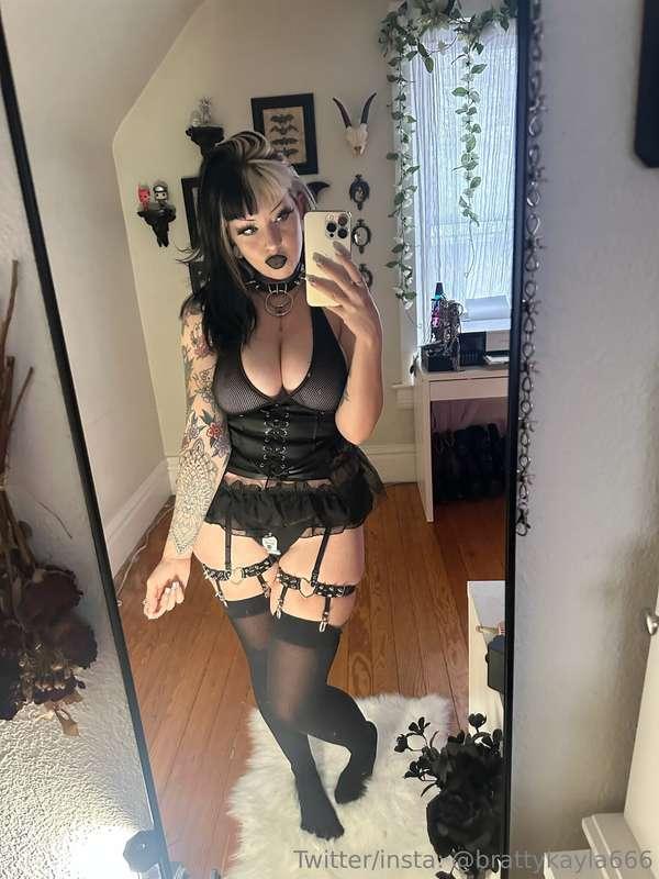 Casting a spell on you 🖤🌙