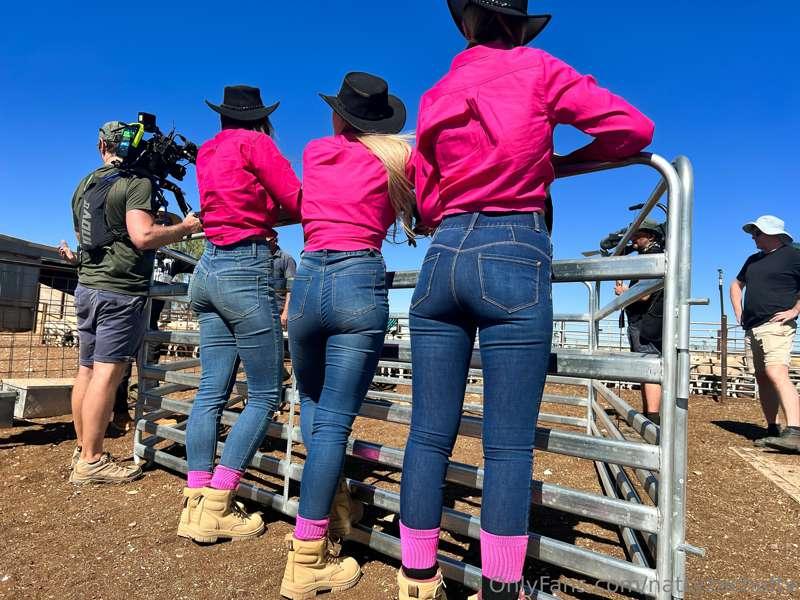 Behind the scenes with my **PINK TEAM** hunnies! @hennymoody..