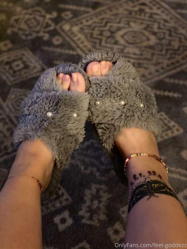 L O V E my fuzzy slippers x