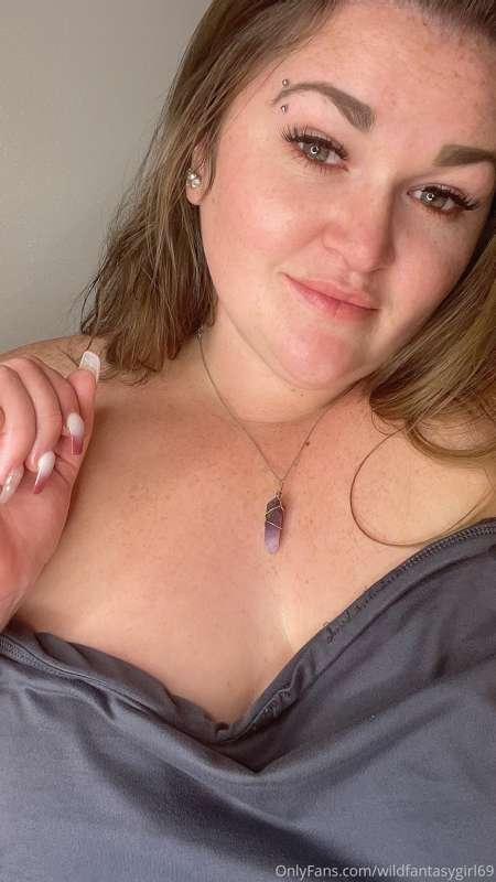 Wanna see me go LIVE tonight and play with my pussy 💦✨😘 10pm..