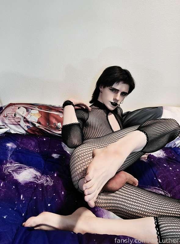 Honestly love the way fishnets looks on me 🤤