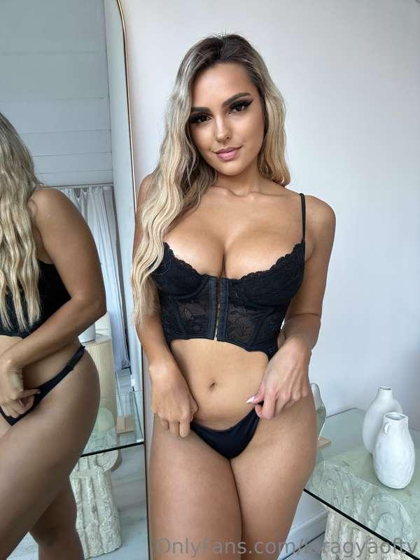 **Bby I’m giving away 1 FREE WEEK to my VIP PAGE @laraskye**..