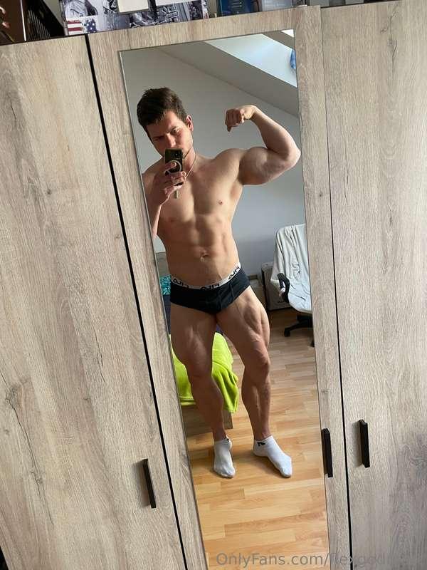 God s posing practise 🥵Showing my muscles from all angles