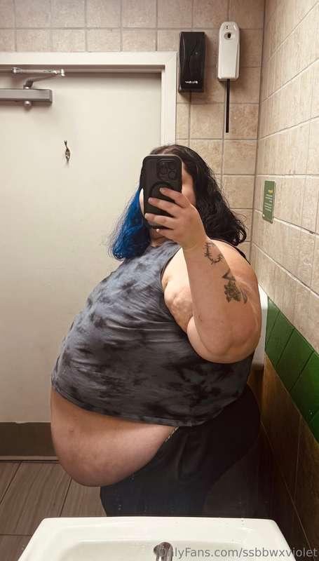 YA GIRL CAN OFFICIALLY START WALKING WITH A BOOT NOW!!! THAT..