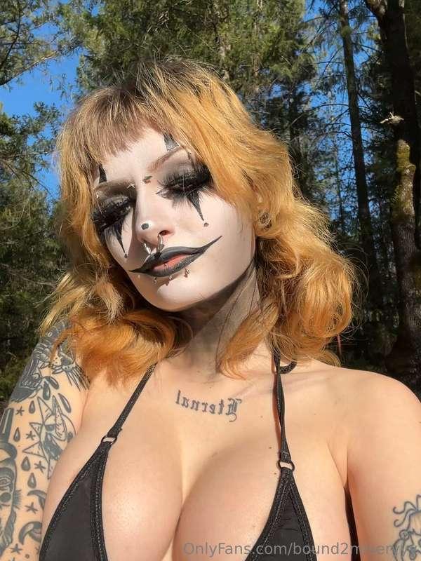 you cant resist sunkissed clown girls 🖤
