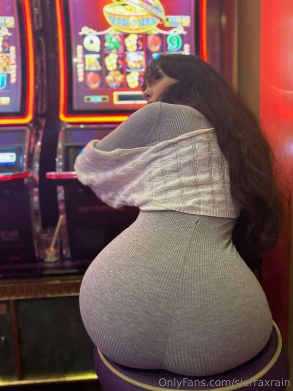 Bet you can’t keep your hands off me for one round 😌