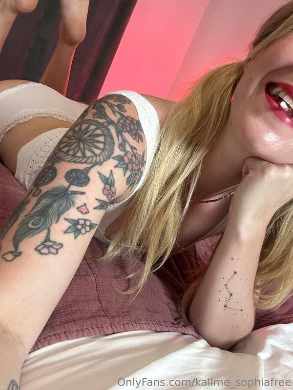 Did you know I’m fully nude over on my VIP page @kallme_soph..