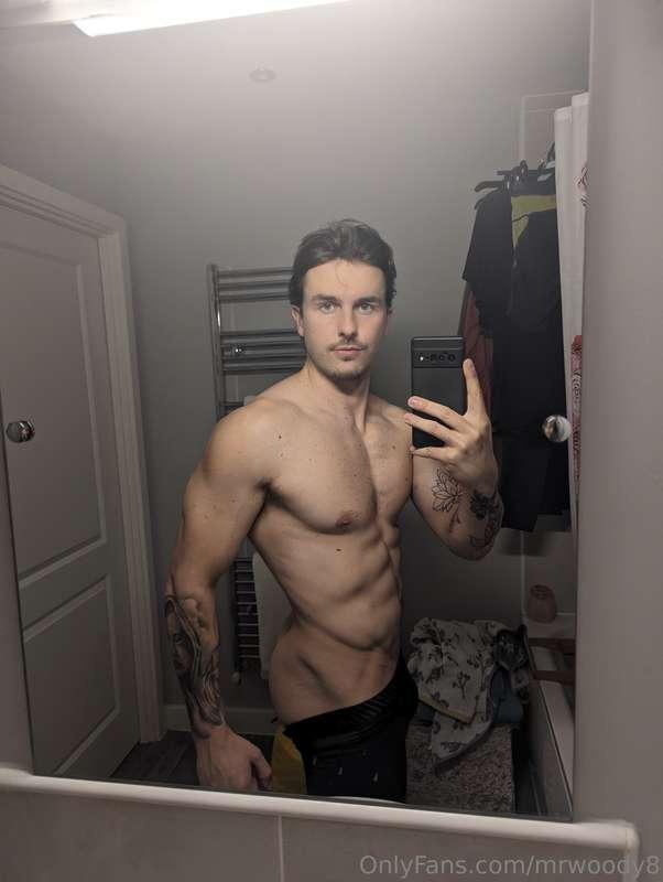 Just popping in the shower 🚿💦 will reply once I'm out ! 😜💪 😘