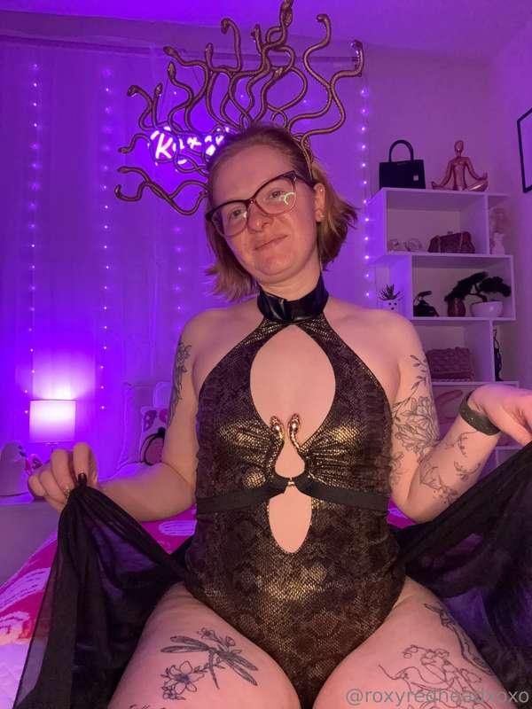 Turning that cock into stone 🐍