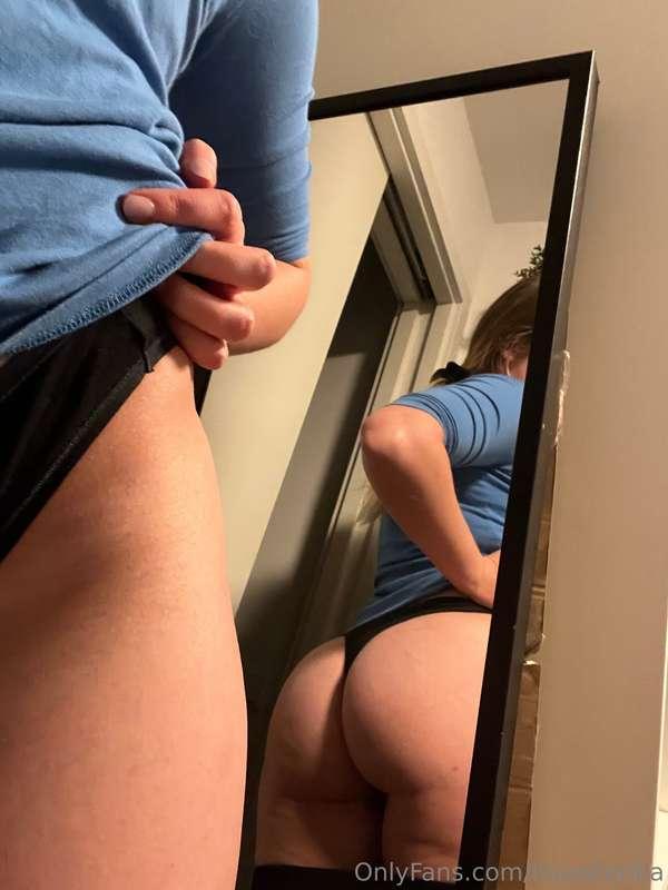 Quick picture after I had lunch. Who's up for round two 🥰