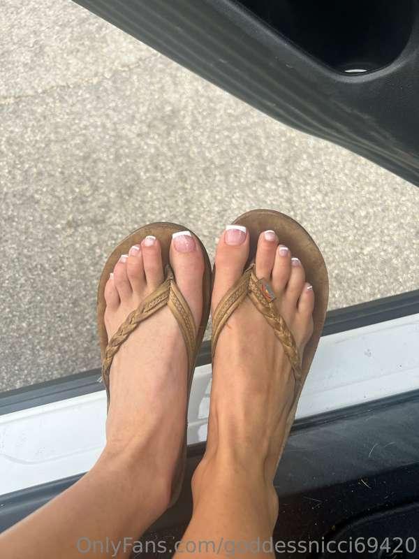Who else like french tips and sweaty soles after a long walk..