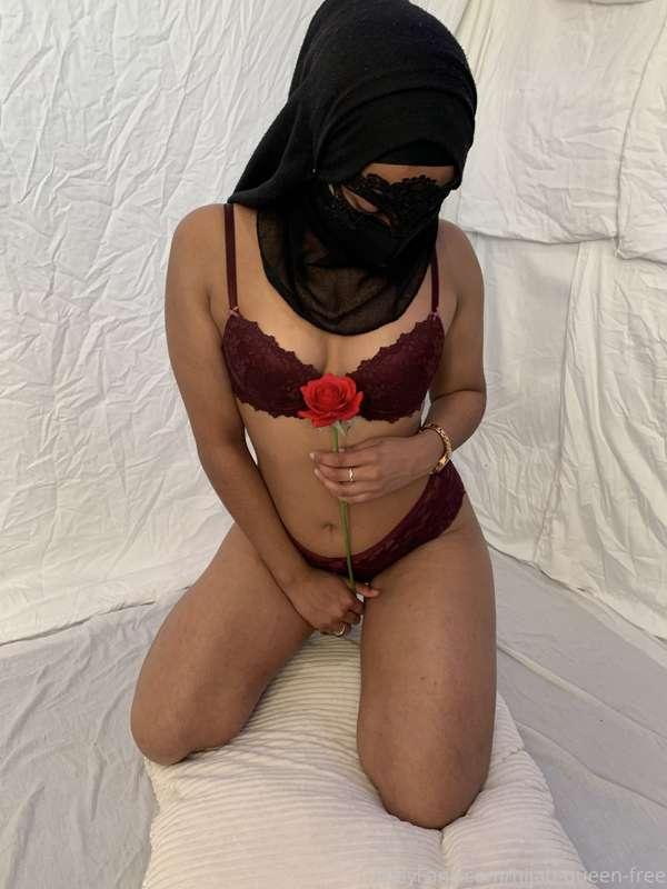 Roses and a sexy hijabi 😌