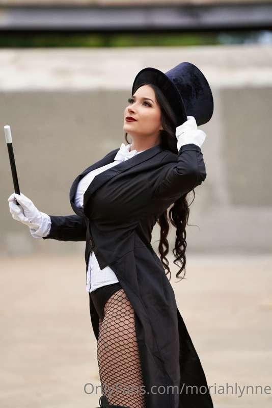 Zatanna! 🪄

This cosplay is already hot but it gets even hot..