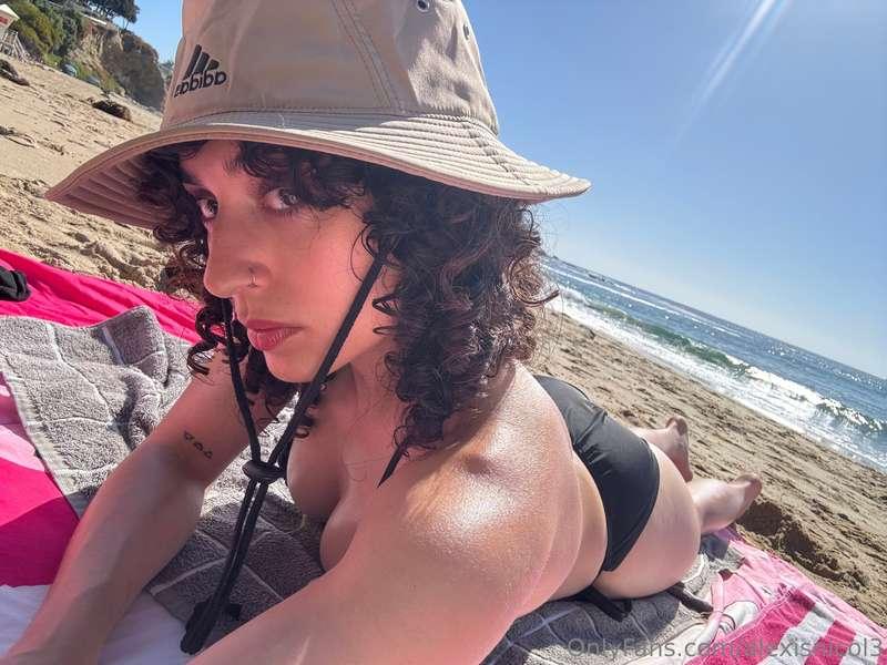 Beach day 🍒💦