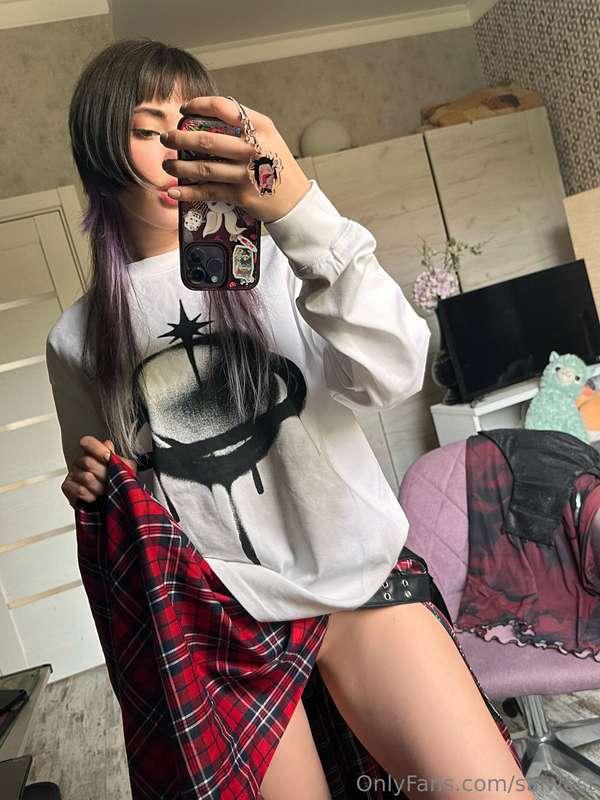 Kinda interesting skirt, don't you think so? 🤔