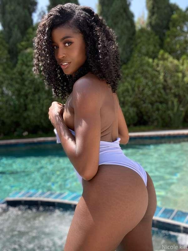 Take a dip with me... no swimsuit required 😘