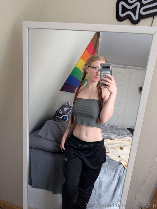 Feeling cute & curvy today 🙈