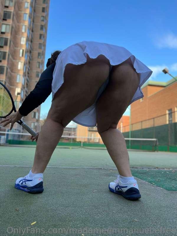 Tennis MILF slut or chic MILF slut ??