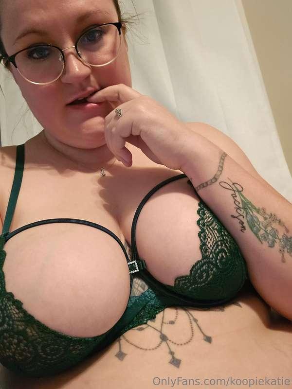 I squeezed into some green lingerie 🥵 my tits kept popping o..