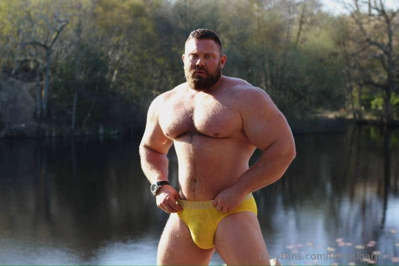 **Huge 🏳️‍🌈 Bisexual Muscle Porn Performer 😈 @HugeAndHung Th..