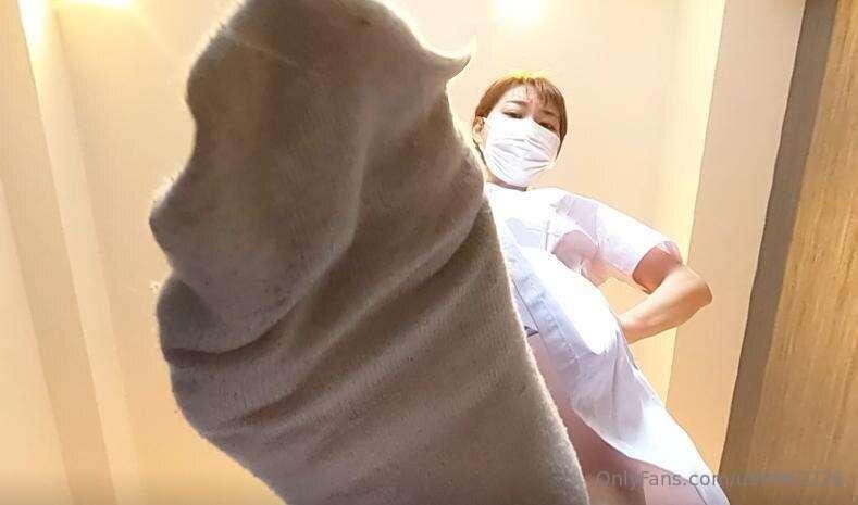 【360°VR】Nurse tramples small patient with white socks ベッドから抜..