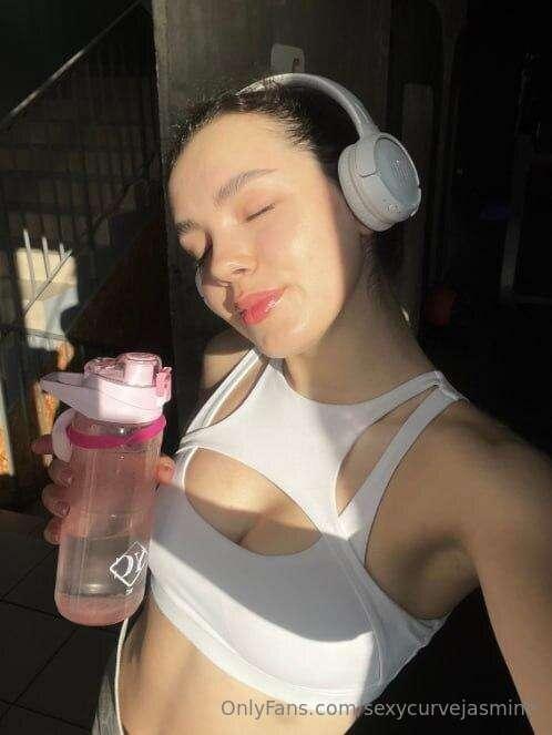 My girlfriend @babygirlmargot is a real nymphomaniac who enj..