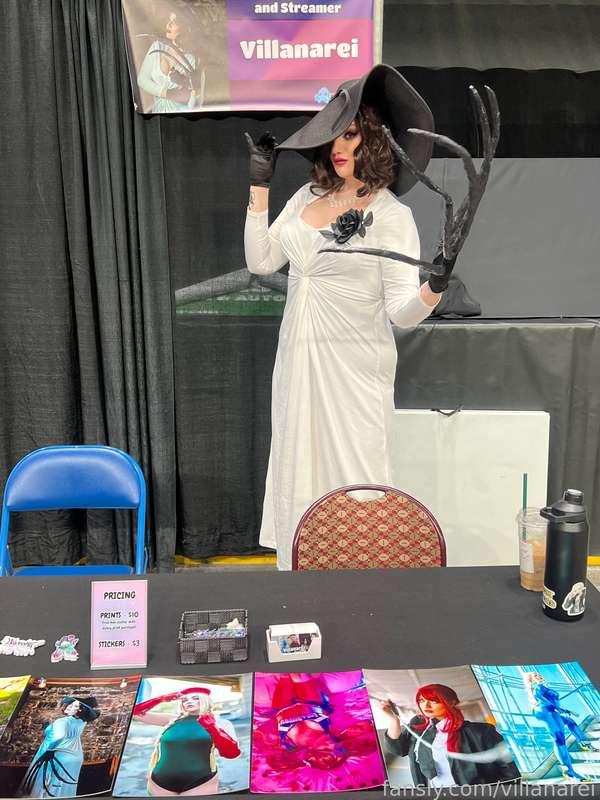Lady Dimitrescu at the con today! ❤️ 

#fyp #cosplay #cosplay #mommy #mommydommy #tall #tallgirl #redlips #cleavage #boobs
