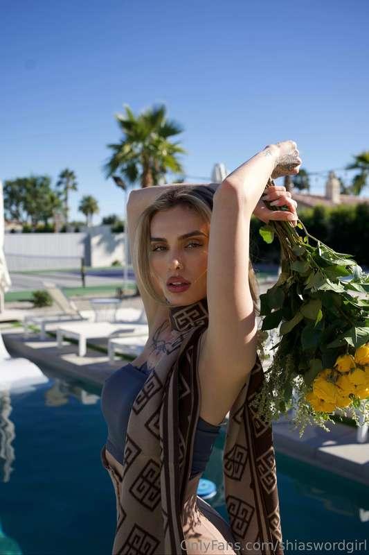 Sunshine and fresh blooms☀️
