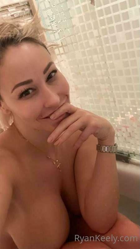 💛 Good Morning 💛
Who's ready to join me in the shower? 💦 I n..