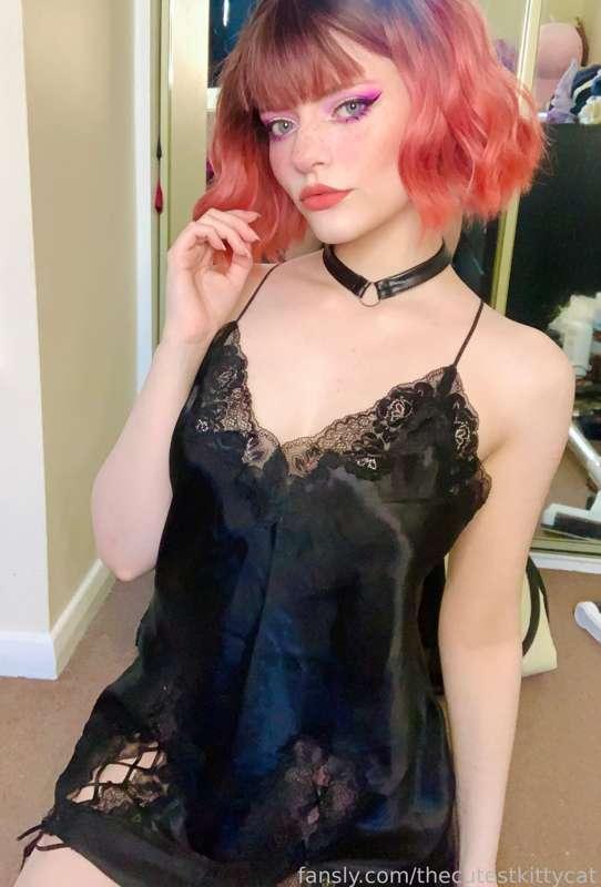 Simple yet elegant satin night dress~ It’s getting warmer in the UK now so I’m wearing my night dresses again 🖤