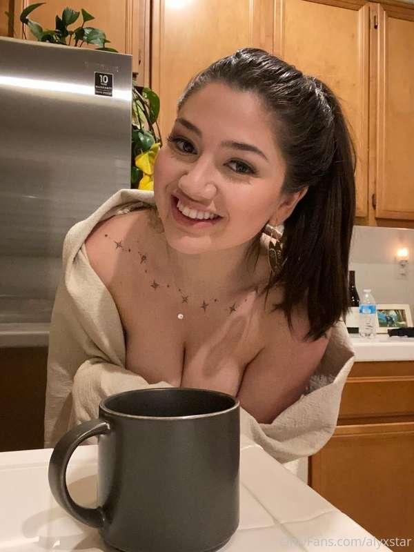 Happy Friday!! Who wants to treat this sleepy girl to a HOT🔥..