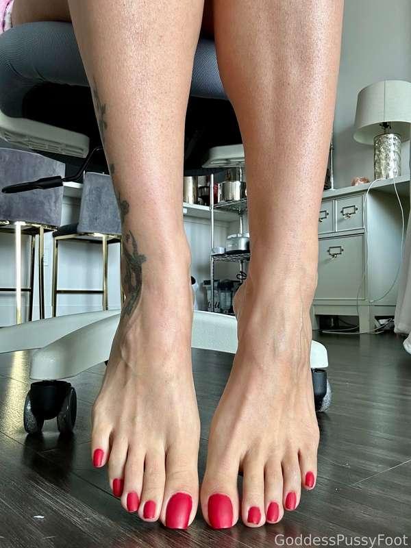 It’s time for morning toes worship foot bitch 