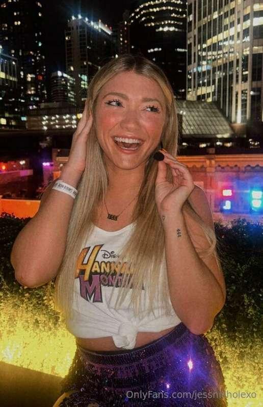 Just a girl with a cute smile 😘