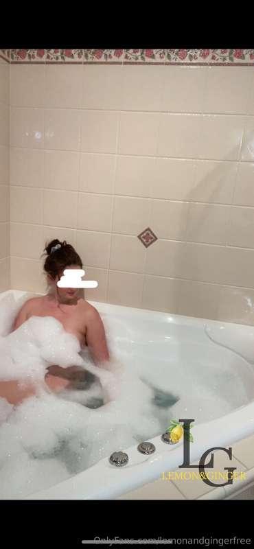 Come peep under the bubbles @lemonandginger 