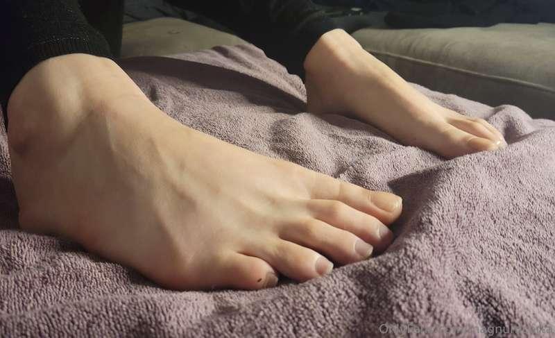 "Scarlet Cum On Soles"- Photoset 1