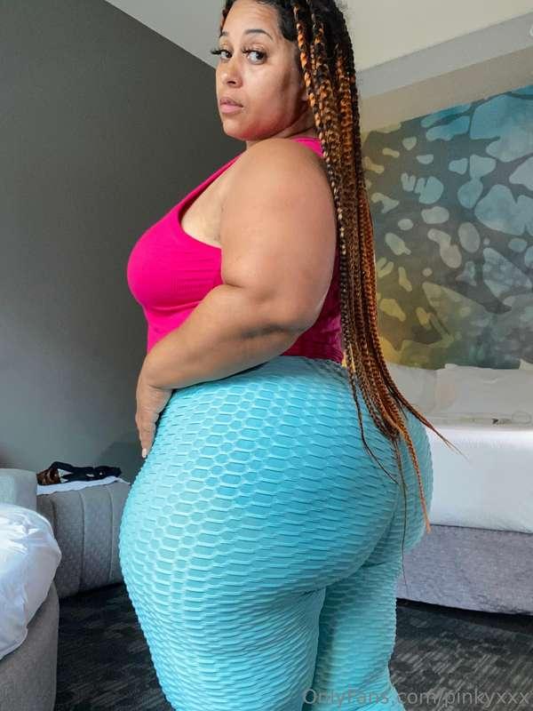 This 🍑 is begging for attention... are you looking?