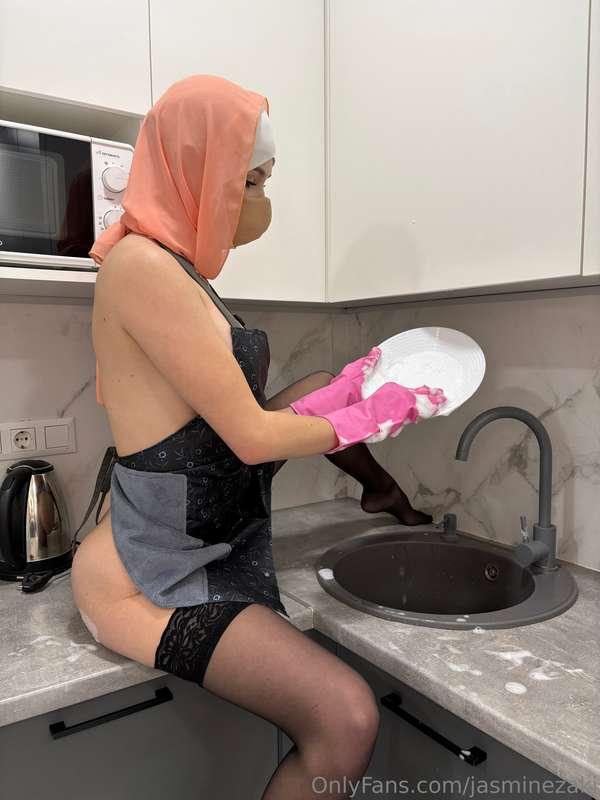 I love washing dishes at night... mmm.. it's so exciting💦😘