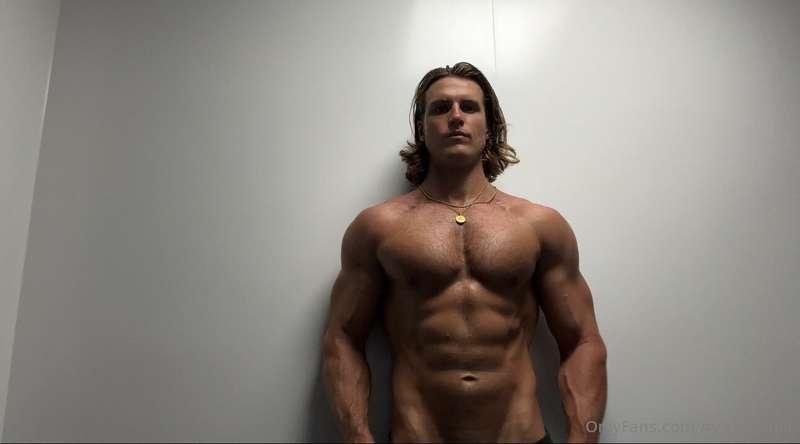 Took a break from social media for two reasons. To get thick..