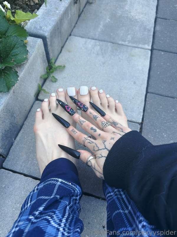 unlock to see my dirty soles+toes in my backyard🫣