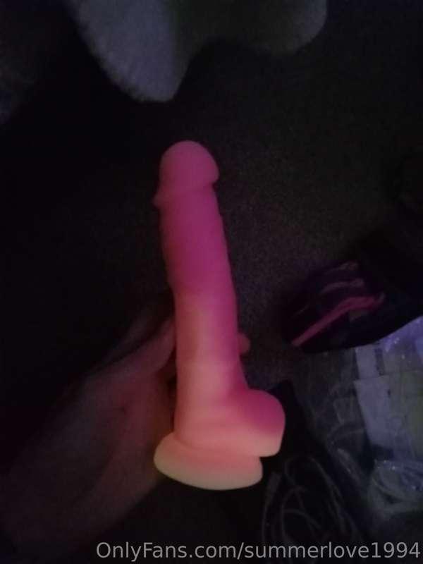 I forgot this thing glowed until l was paying with it the ot..