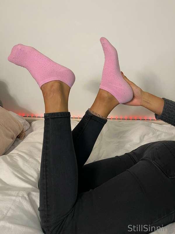Who can clean my 3 day worn socks? 👣🥵 with their tongue 👅