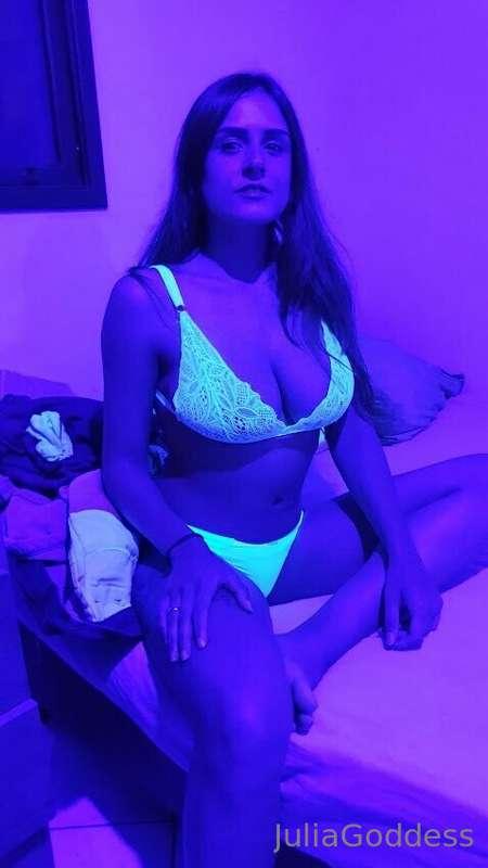 Tip $10 for a SPECIAL full video with neon colors all over t..